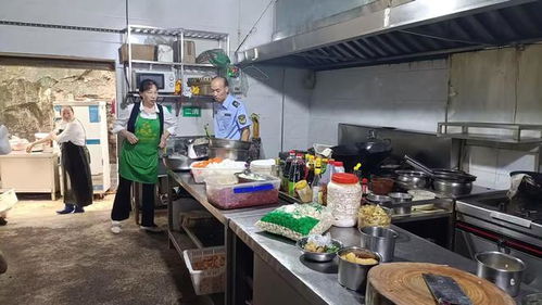 合江縣臨港市場監管所開展節后餐飲食品安全專項檢查，筑牢服務安全防線